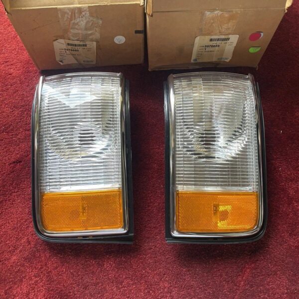 NOS GM 1994-1996 Cadillac DeVille Concours front turn signal corner lamps
