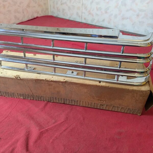 NOS 1980 Pontiac Bonneville RH tail light bezel