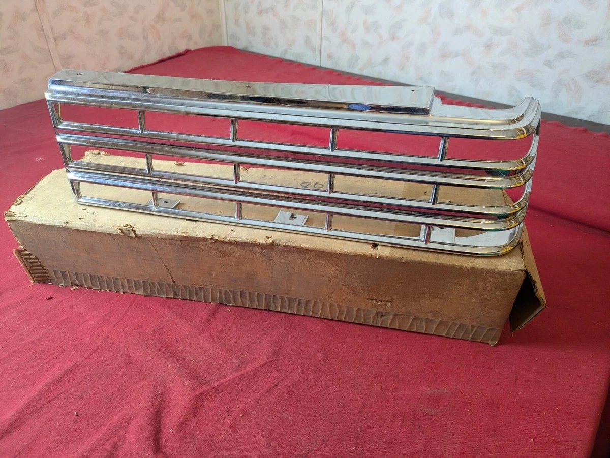 NOS 1980 Pontiac Bonneville RH tail light bezel