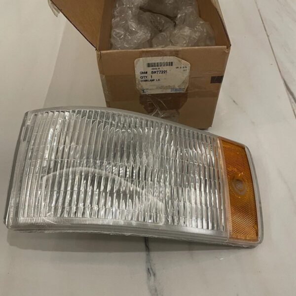 NOS 1993 1996 CADILLAC FLEETWOOD LH DRIVER SIDE FRONT TURN SIGNAL CORNER LIGHT