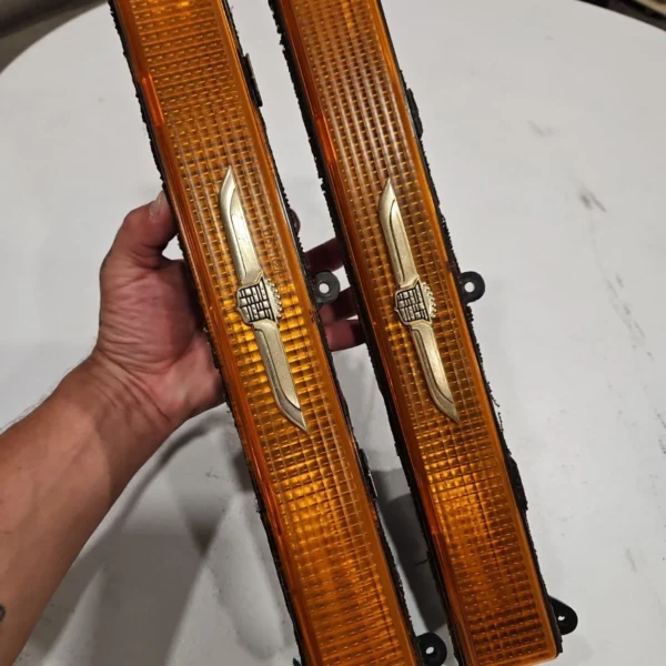 1980-1989 Cadillac Coupe DeVille Brougham Fleetwood amber turn signal light RWD