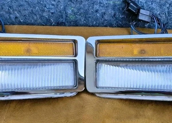 1978-1980 Oldsmobile Cutlass Supreme cornering light lamp pair GM