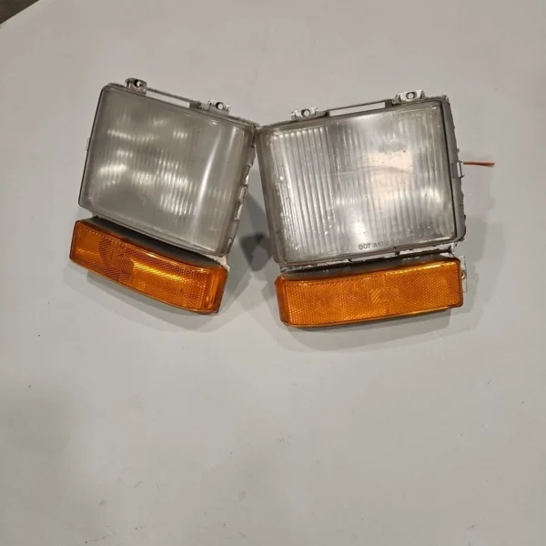 1980-1989 Cadillac Fleetwood Coupe DeVille RH LH corner marker lights