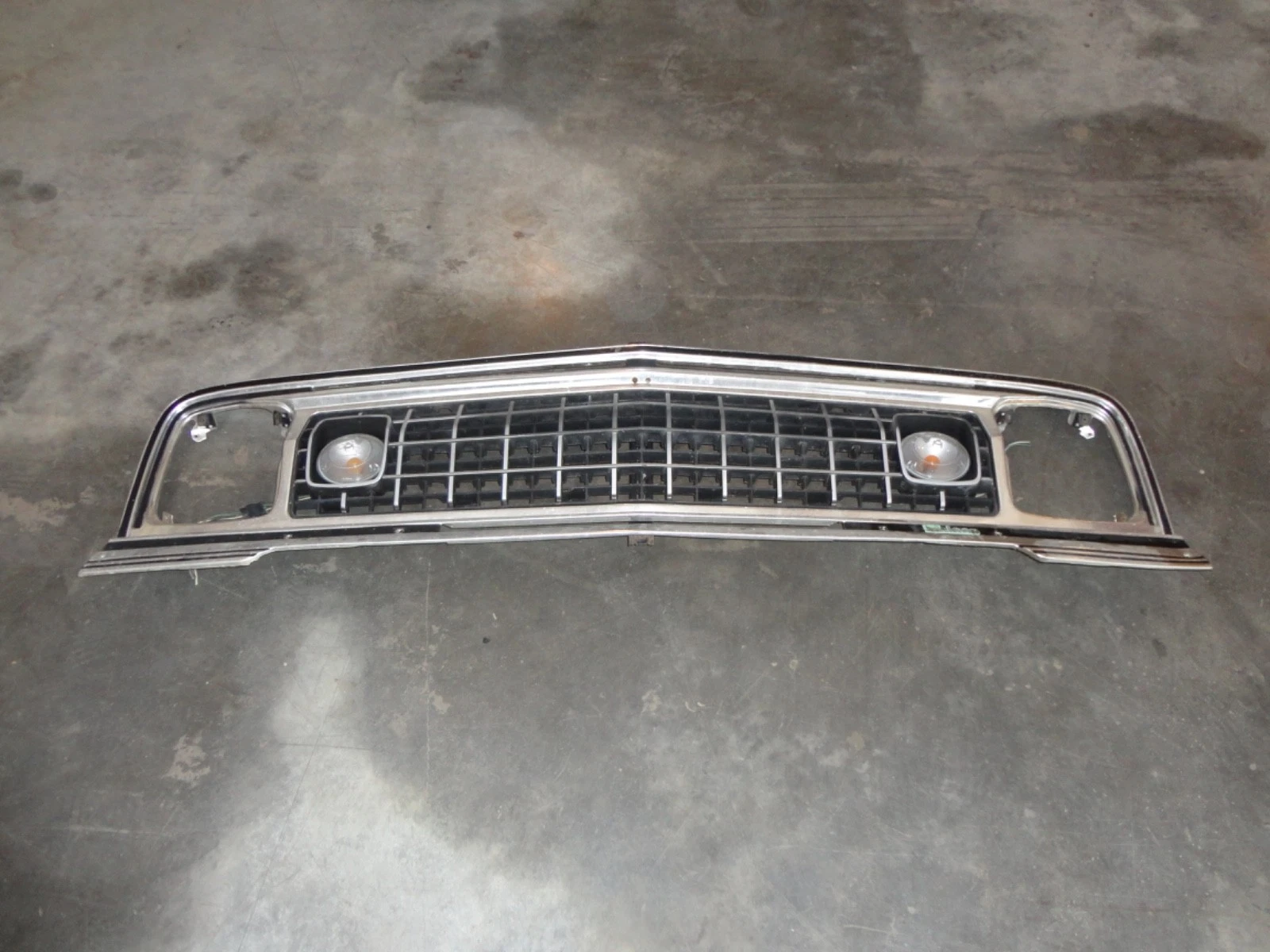 1974 Jeep Wagoneer grille with lamps